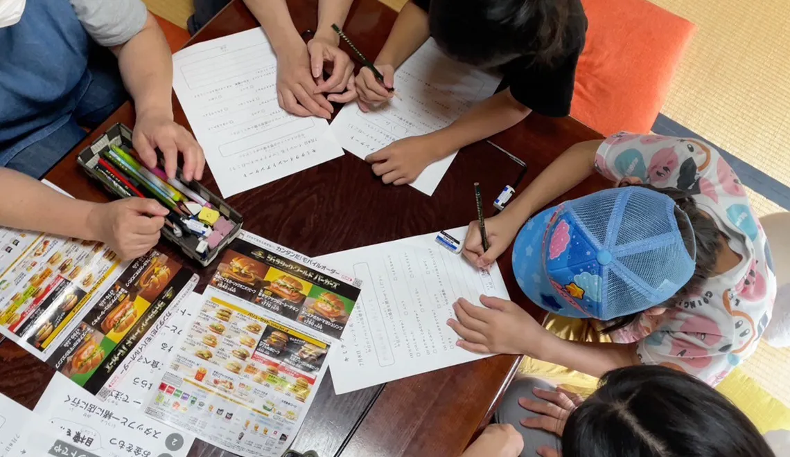 20〜30名の子どもを受け入れられる大阪府守口市のフリースクール兼放課後等デイサービス「キミノみらいテラス」の学習風景。
