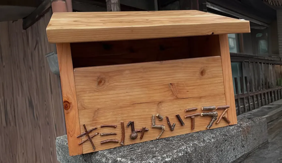 自己理解を深め、将来の目標を立てるポートフォリオ作成に集中する守口市「キミノみらいテラス」の子どもたち。