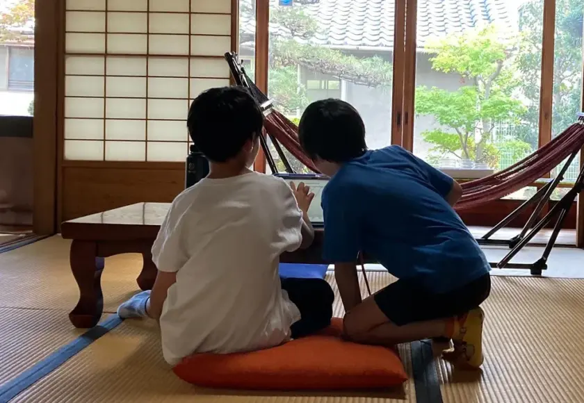 自宅から持参した教科書やドリルを使って、自分のペースで学習する守口市のフリースクール「キミノみらいテラス」。